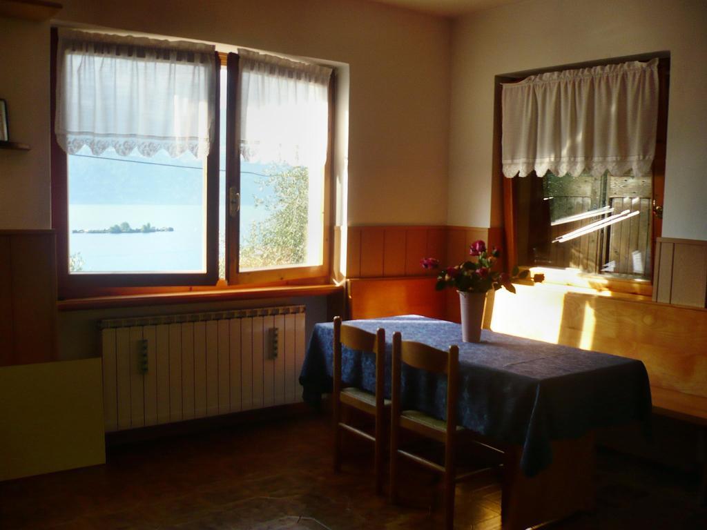 Appartamento Michela Brenzone sul Garda Bilik gambar